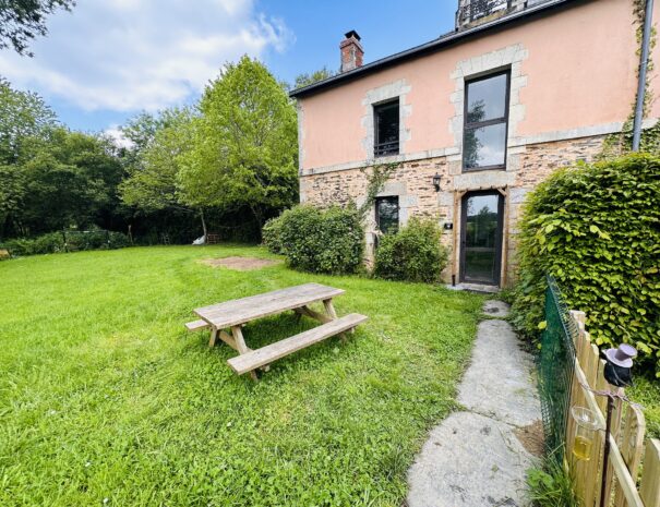 Jardin du gite de gauche avec table extérieure